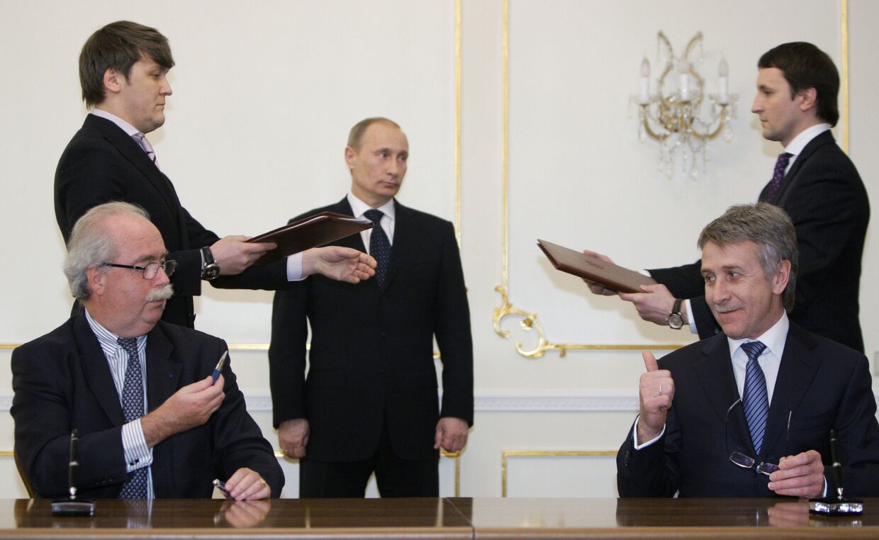 Подписание меморандумов главами Total и НОВАТЭК в присутствии премьер-министра РФ Владимира Путина в Ново-Огарево