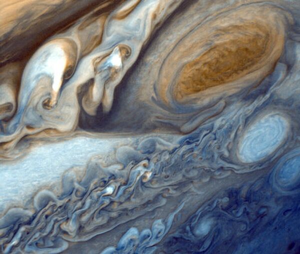 Фотография атмосферы Юпитера, сделанная «Вояджером-1». Запечатлены Большое красное пятно и овал BА