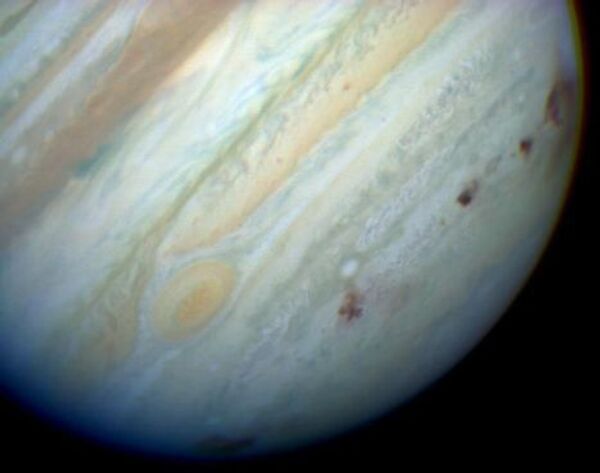 Южное полушарие Юпитера со множественными пятнами — следами столкновений с кометой Шумейкеров-Леви