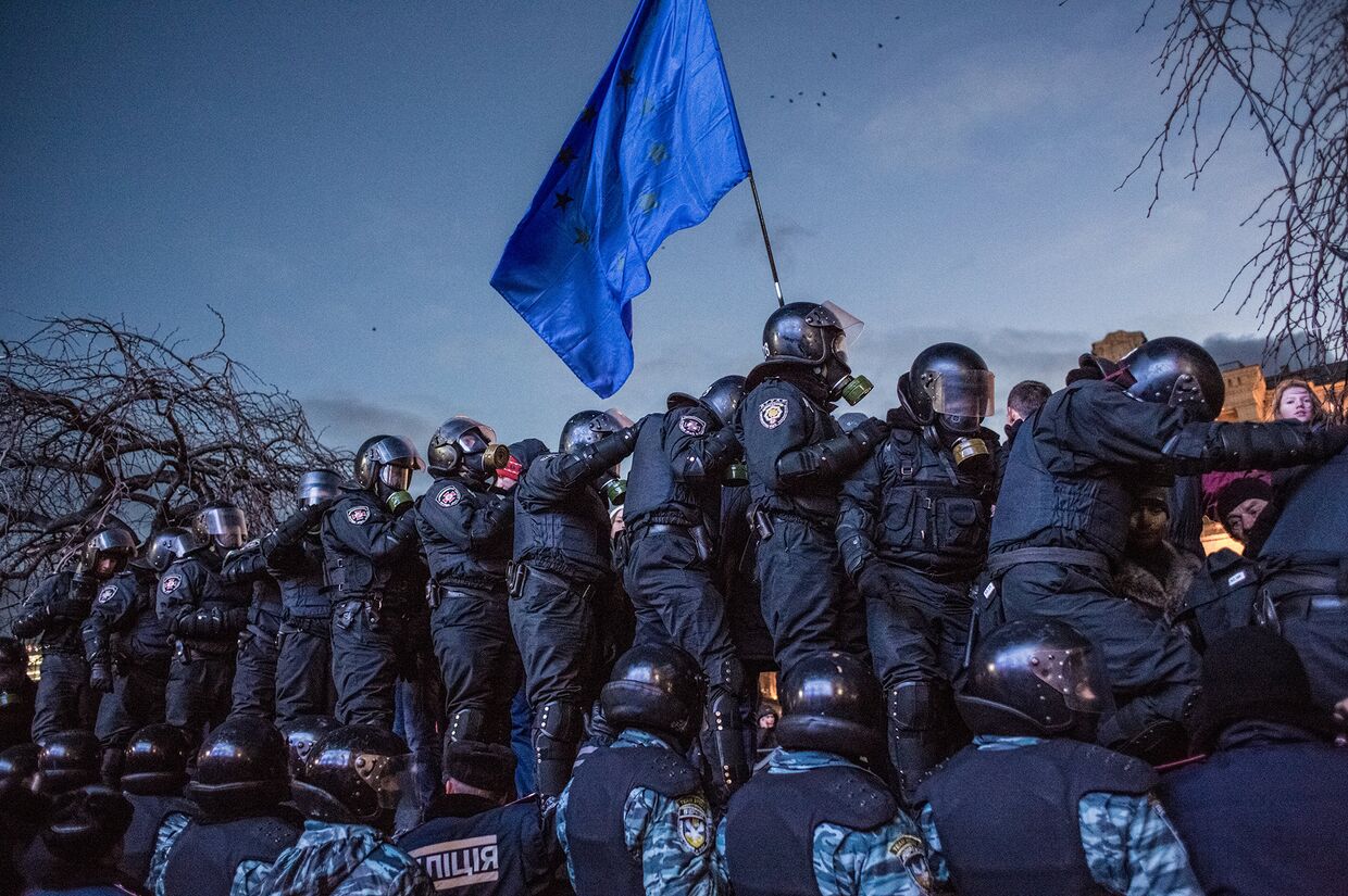Сотрудники спецподразделения Беркут МВД Украины препятствуют попыткам сторонников евроинтеграции перекрыть движение по улице Крещатик в Киеве