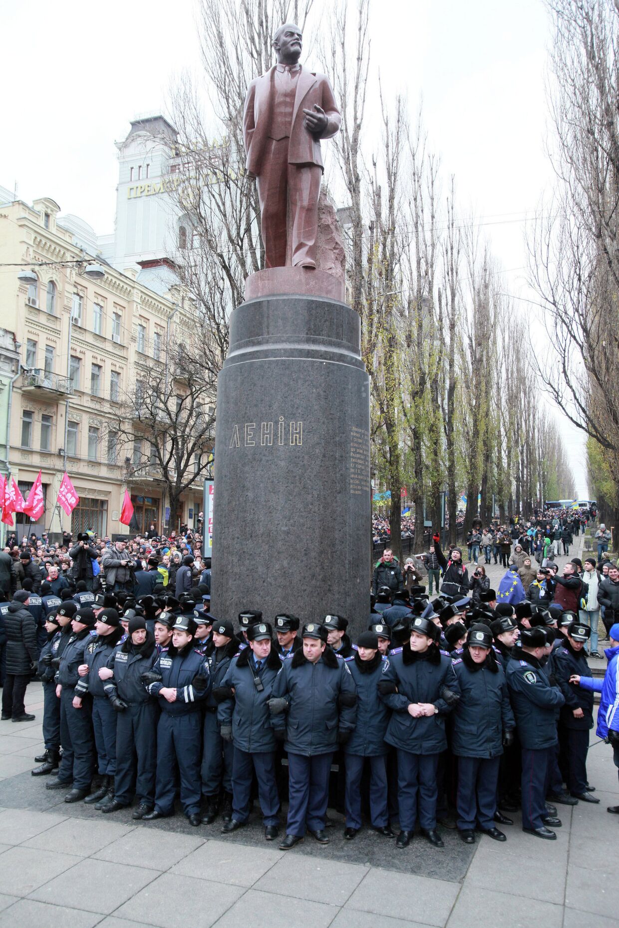 Сотрудники правоохранительных органов у памятника Ленину на Бессарабской площади Киева. 1 декабря