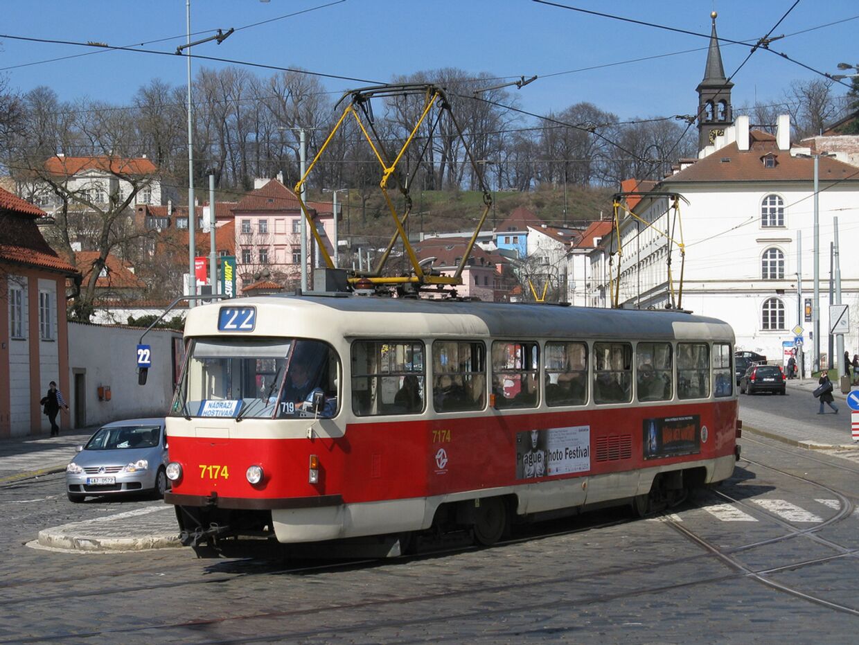 Трамвай Tatra в Праге