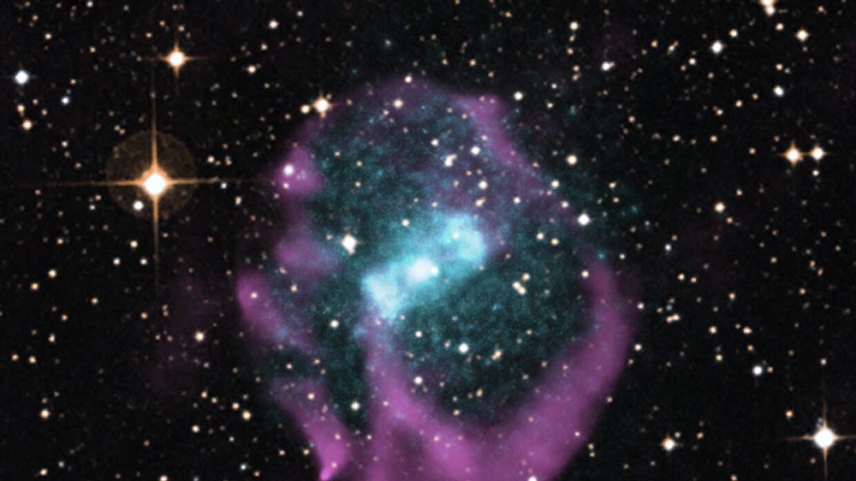 Комбинированный оптический, радио- (фиолетовый цвет) и рентгеновский (голубой цвет) снимок Циркуля X-1 и разлетающихся останков сверхновой