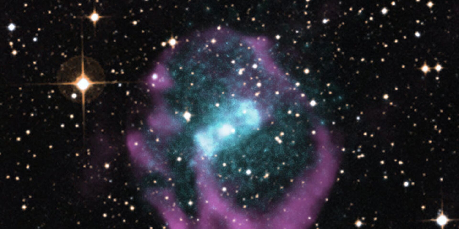 Комбинированный оптический, радио- (фиолетовый цвет) и рентгеновский (голубой цвет) снимок Циркуля X-1 и разлетающихся останков сверхновой - ИноСМИ, 1920, 20.07.2021