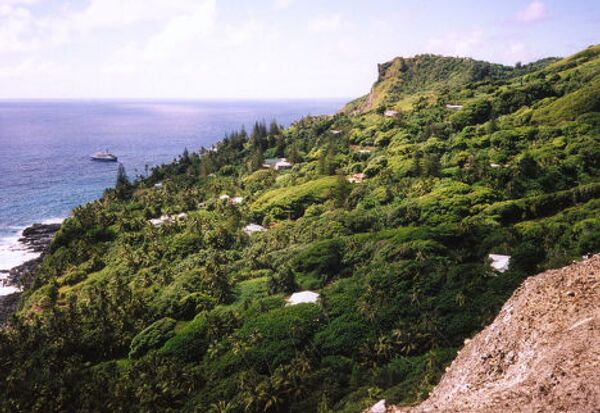 Вид на Адамстун, главный и единственный город на островах Питкэрн