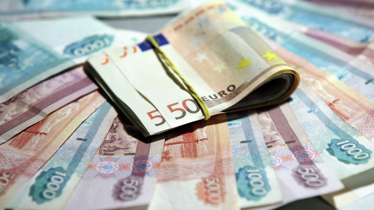 Рубли и евро, архивное фото