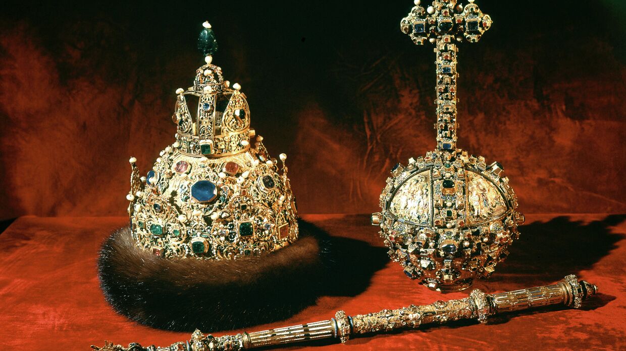 Венец, скипетр и держава из Оружейной палаты Кремля.