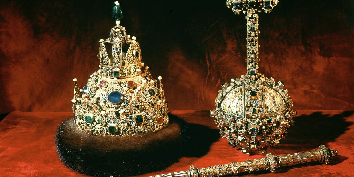 Венец, скипетр и держава из Оружейной палаты Кремля.