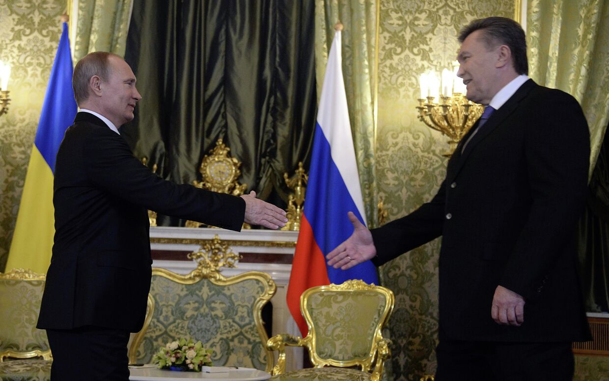 Президент России Владимир Путин (справа) и президент Украины Виктор Янукович во время встречи в Кремле