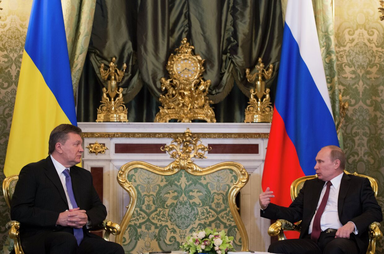 Президент России Владимир Путин (справа) и президент Украины Виктор Янукович во время встречи в Кремле