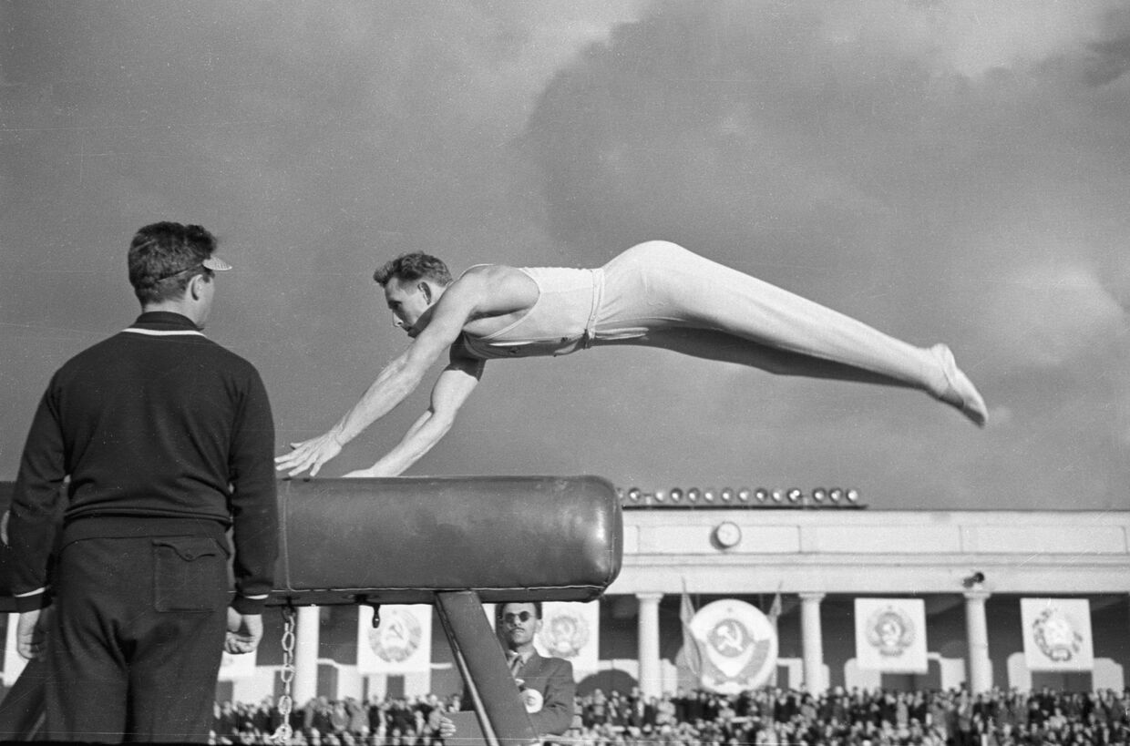 Советский гимнаст Валентин Муратов выполняет опорный прыжок