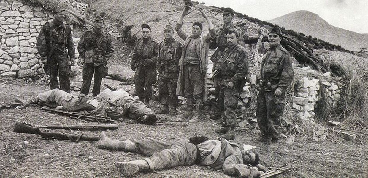 Алжирские бойцы рядом с убитыми французскими солдатами, 1959 год