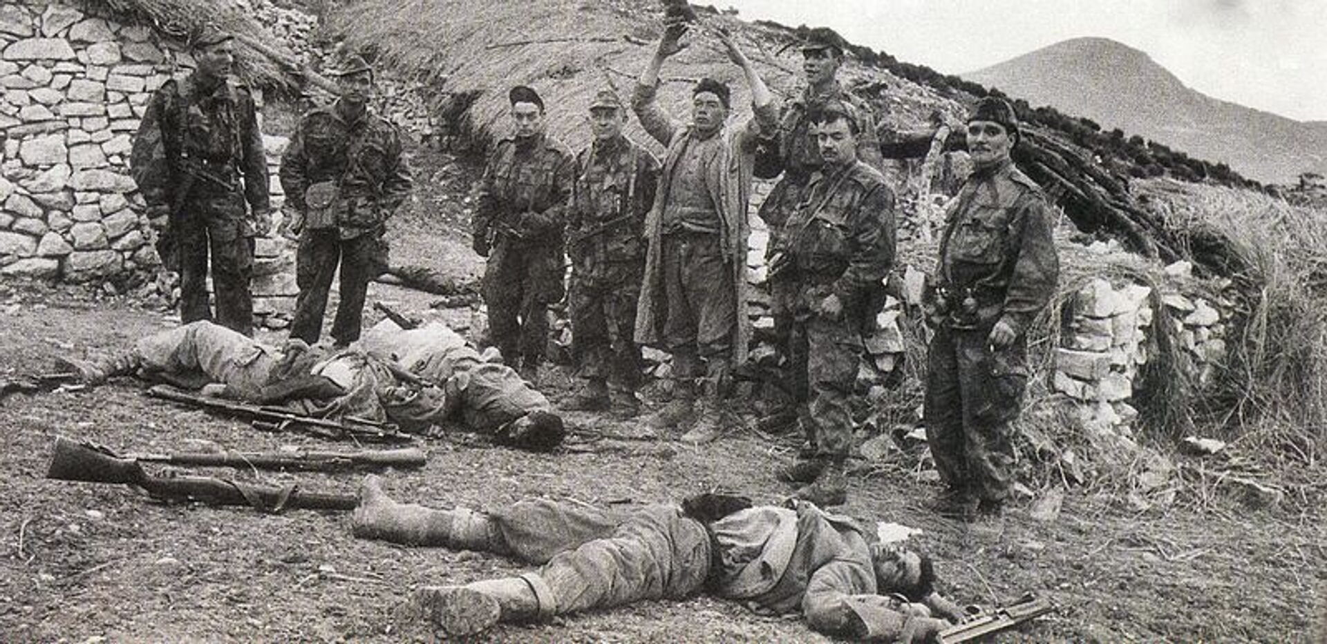 Алжирские бойцы рядом с убитыми французскими солдатами, 1959 год - ИноСМИ, 1920, 27.09.2020