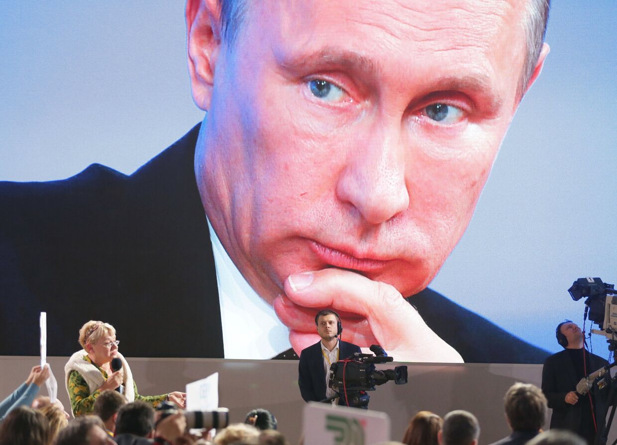 Журналист Мария Соловьенко (слева) задает вопрос президенту России Владимиру Путину на большой ежегодной пресс-конференции