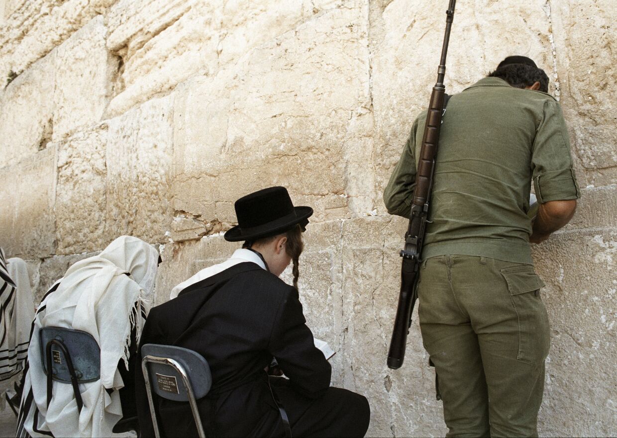 Израильтяне молятся около Стены Плача