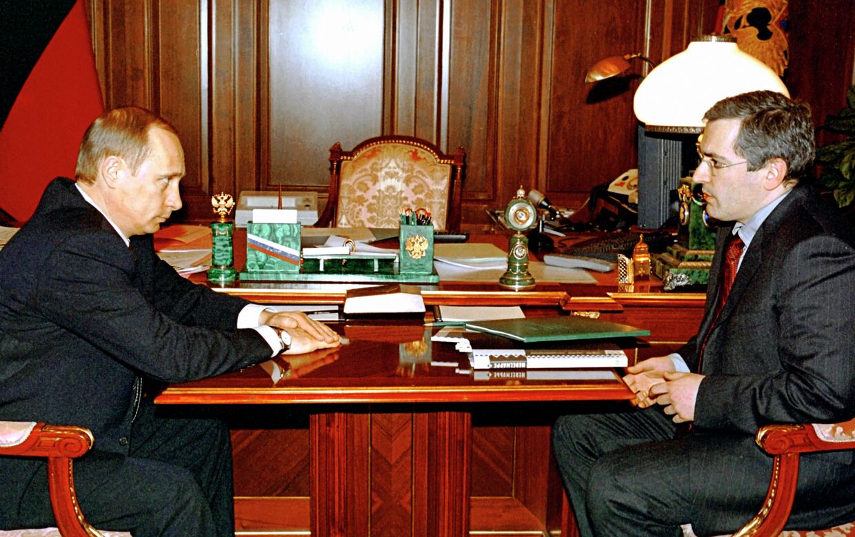 Президент РФ Владимир Путин во время встречи в Кремле с председателем правления нефтяной компании ЮКОС Михаилом Ходорковским.