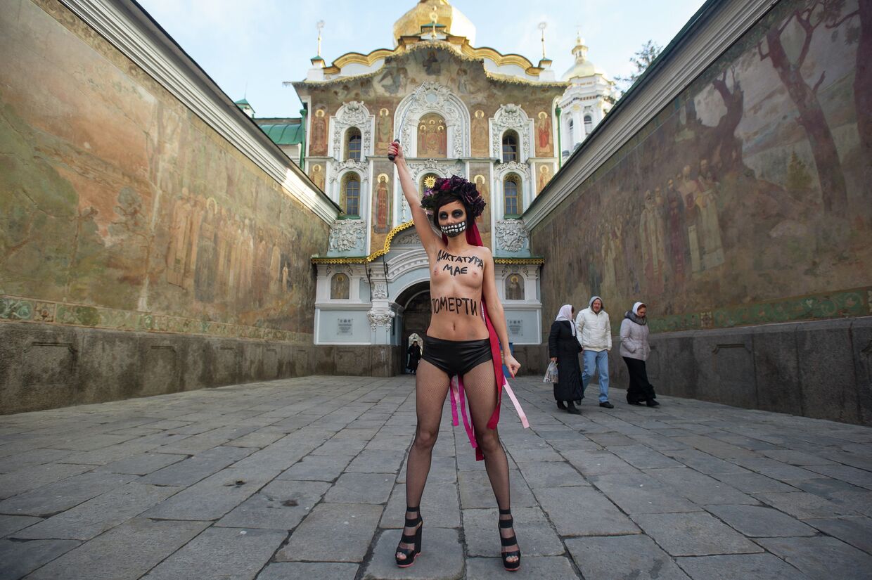 Акция женского движения FEMEN у стен Киево-Печерской Лавры