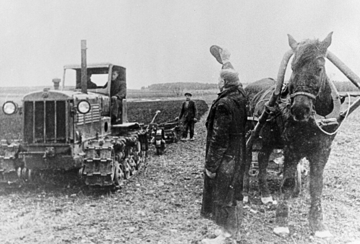 Латвийский крестьянин приветствует первый советский трактор