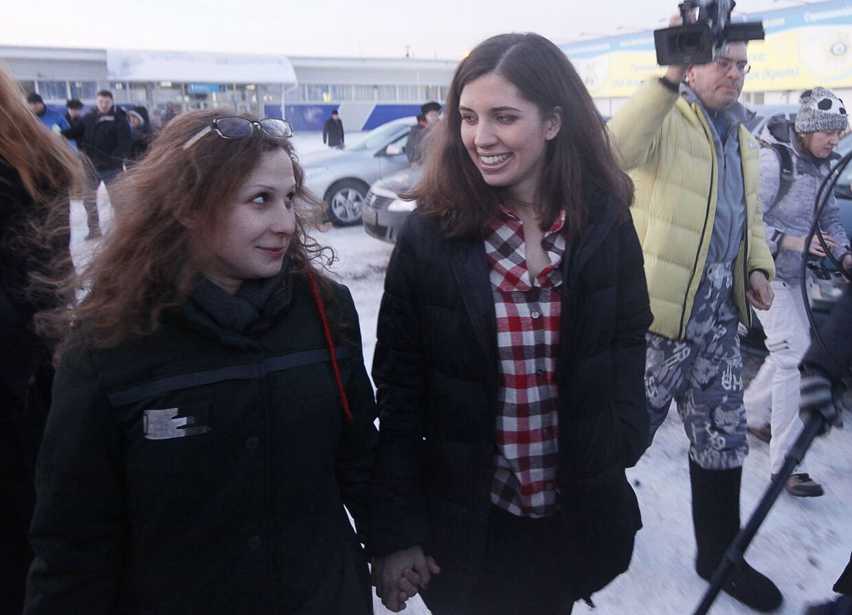 Участницы Pussy Riot Мария Алехина и Надежда Толоконникова в аэропорту Красноярска после освобождения из мест заключения