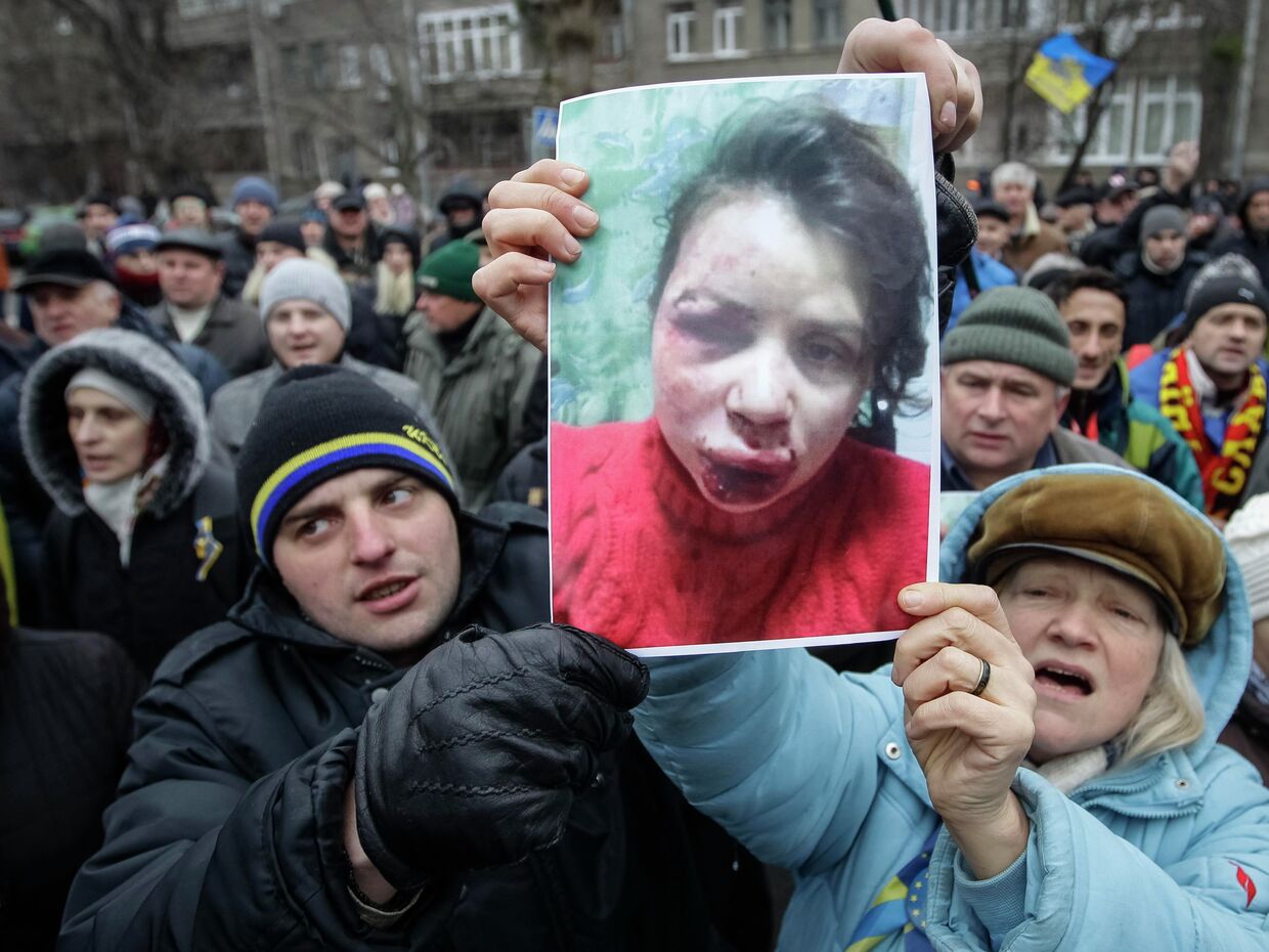 Пикет возле здания МВД Украины из-за избиения журналистки Татьяны Чорновил