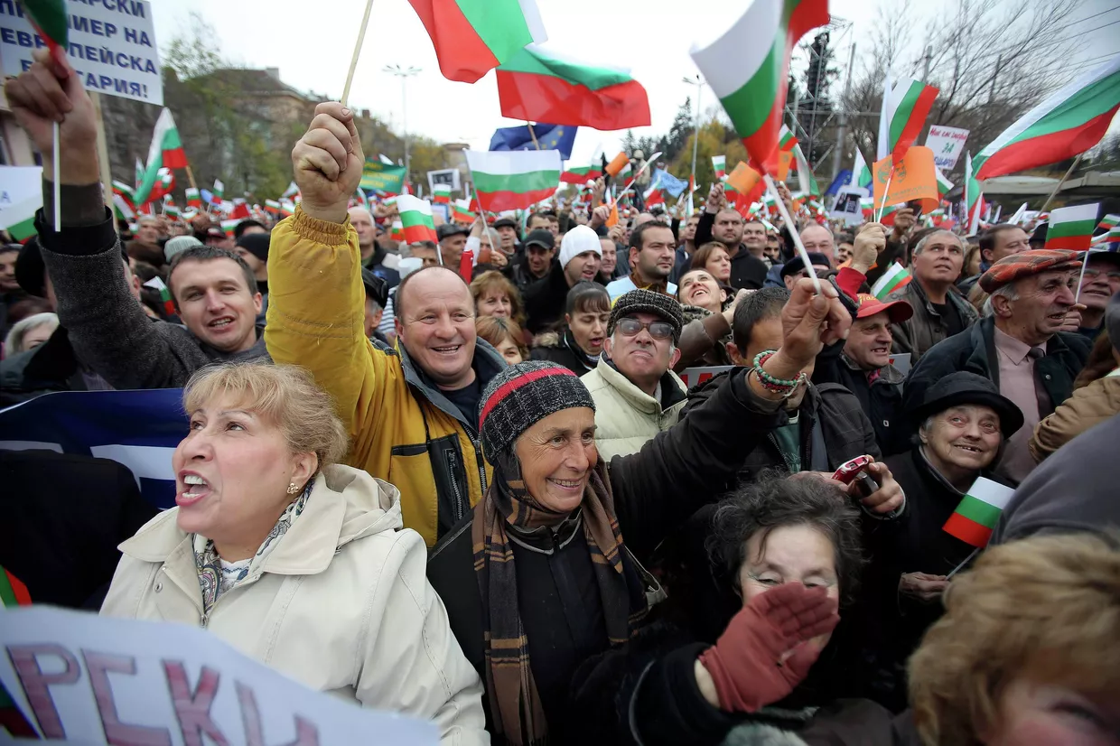 Десятки тысяч человек митингуют на улицах в Болгарии Десятки тысяч человек митингуют на улицах в Болгарии