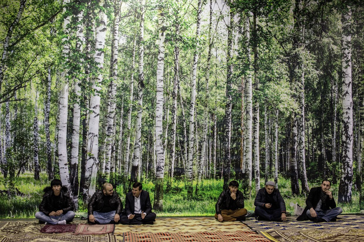 Мусульмане молятся в день праздника жертвоприношения Курбан-байрам в павильоне выставочного центра Сокольники.