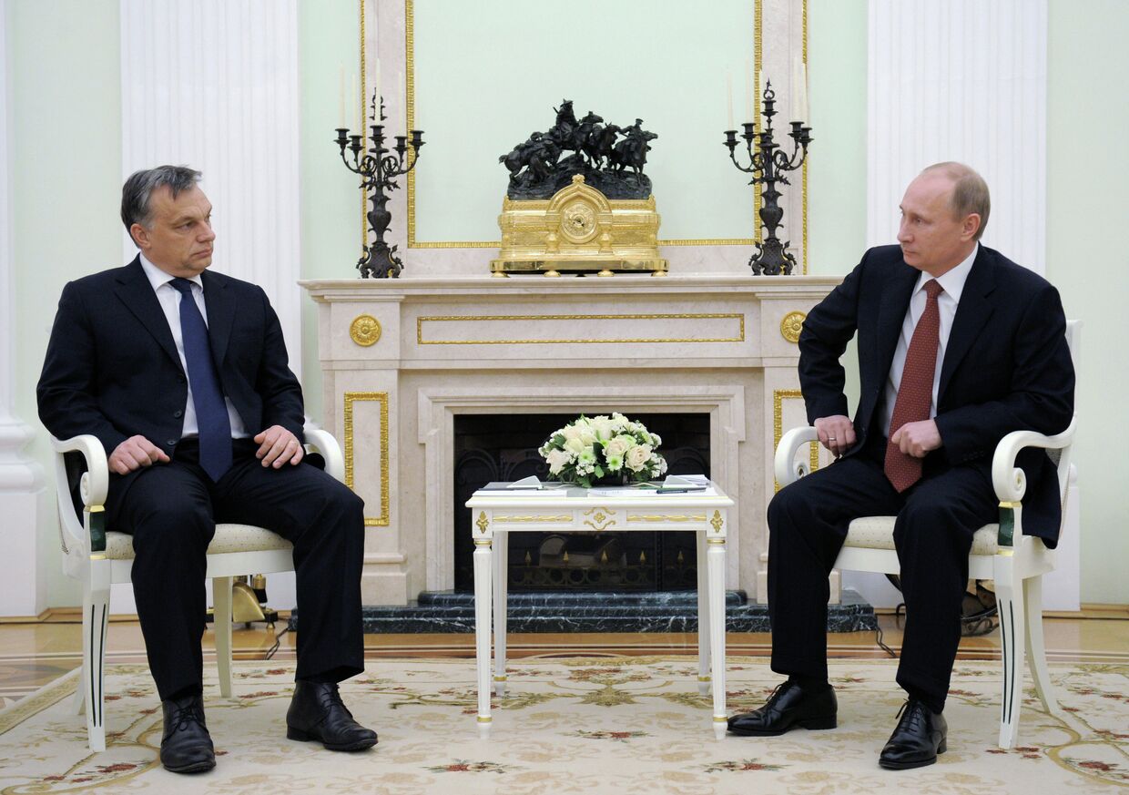 Президент РФ Владимир Путин (справа) во время встречи в Кремле с премьер-министром Венгрии Виктором Орбаном