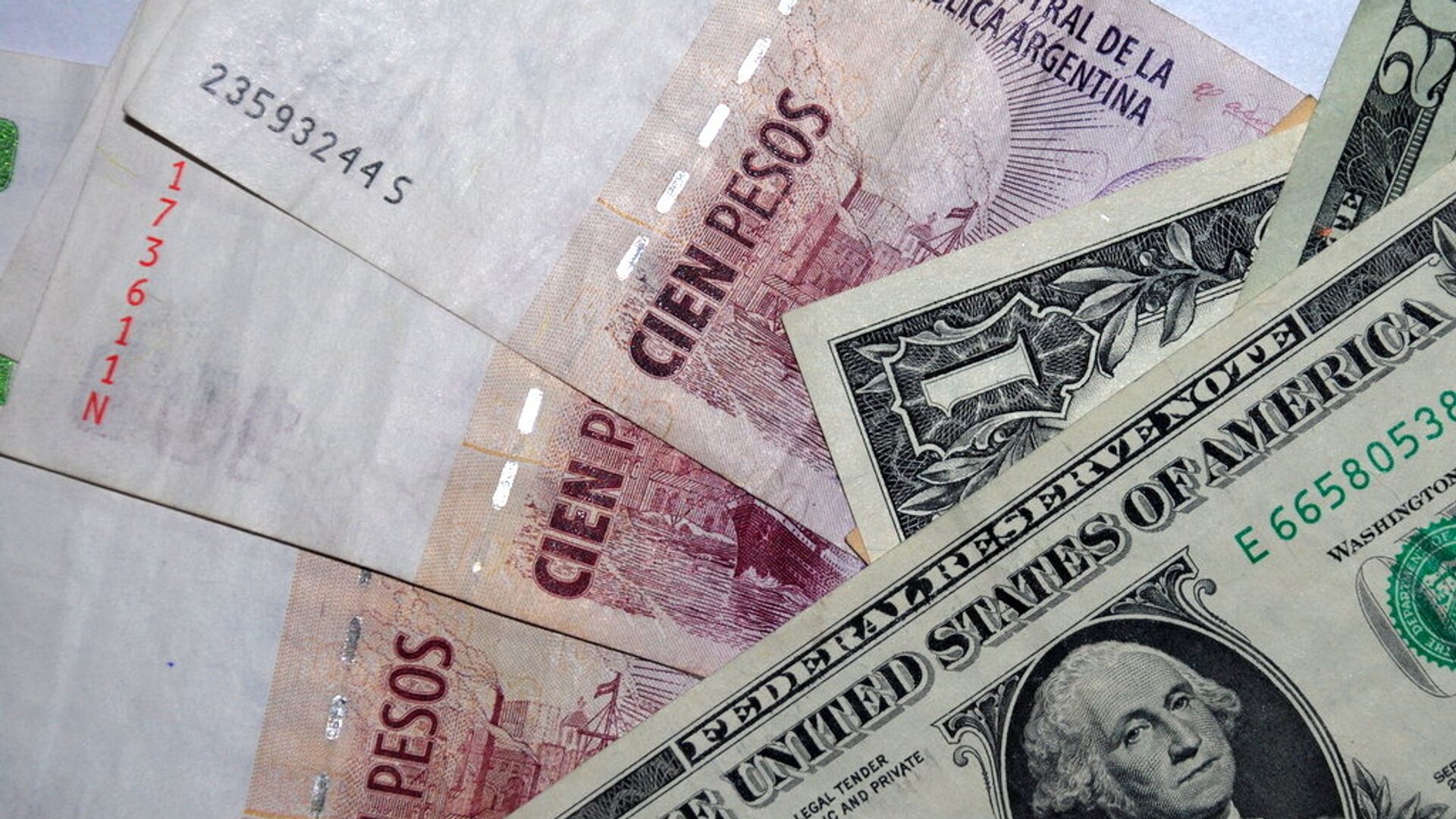 Власти Аргентины ввели налог на покупку гражданами иностранной валюты - ИноСМИ, 1920, 25.02.2024