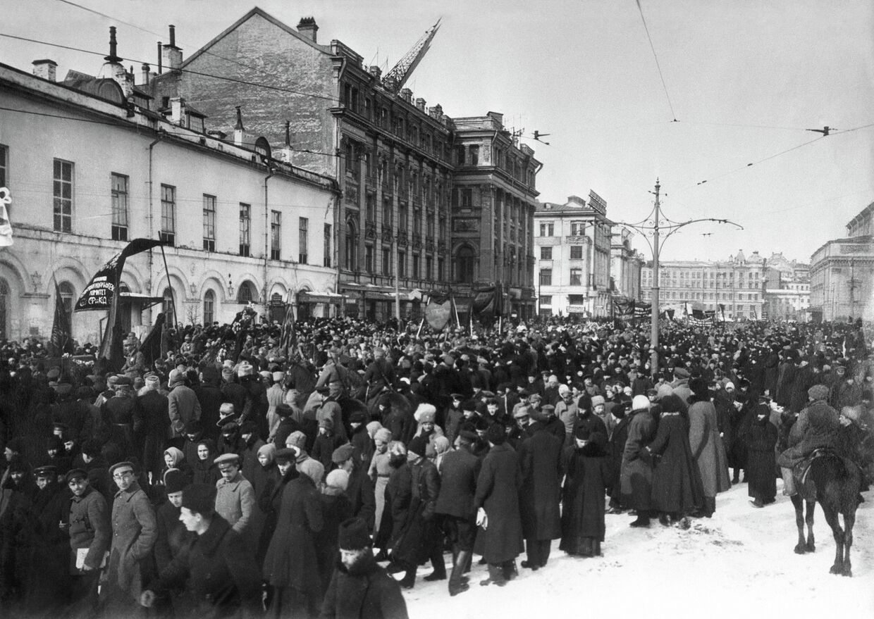 Демонстрация в Театральном проезде в Москве. 12 марта 1917 года. Музей революции