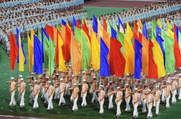 Праздничное шествие спортсменов во время открытия олимпиады в Москве Праздничное шествие спортсменов во время открытия олимпиады в Москве