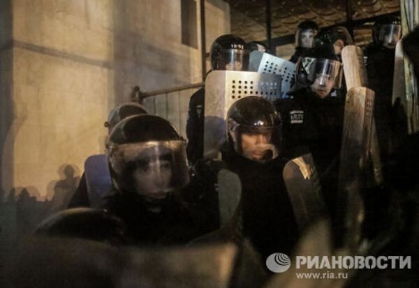 Сотрудники правоохранительных органов стоят в оцеплении у здания Украинского Дома в центре Киева