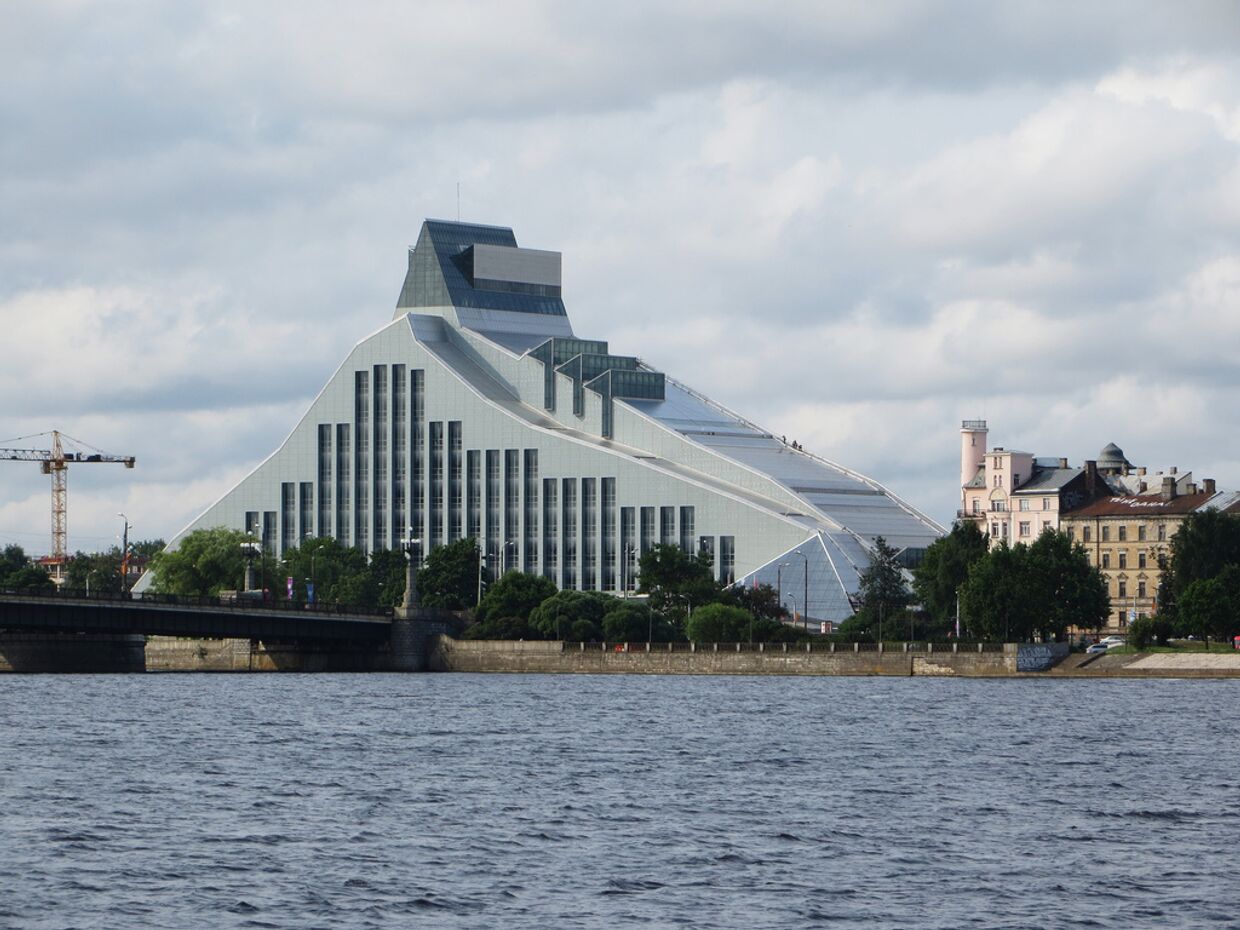 Здание Латвийской Национальной Библиотеки в Риге