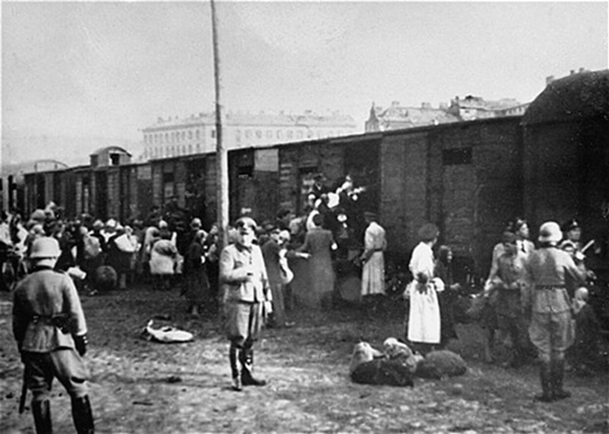Депортация живущих в Варшаве евреев в лагеря смерти