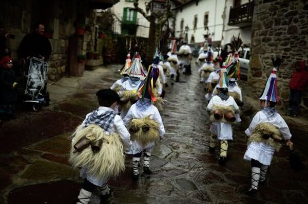 Участники карнавала в деревне Зубиета в Испании