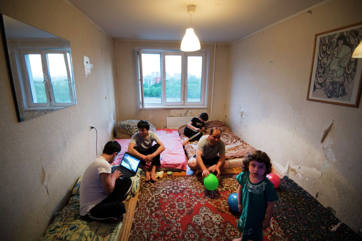 Семья мигрантов из Таджикистана