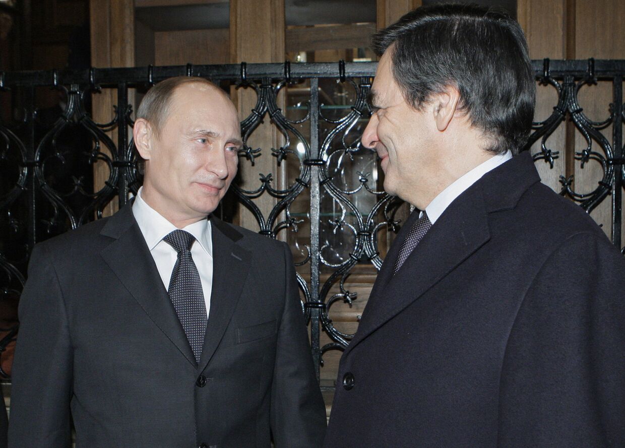 Премьер-министр РФ Владимир Путин и премьер-министр Франции Франсуа Фийон на неформальном ужине в Москве