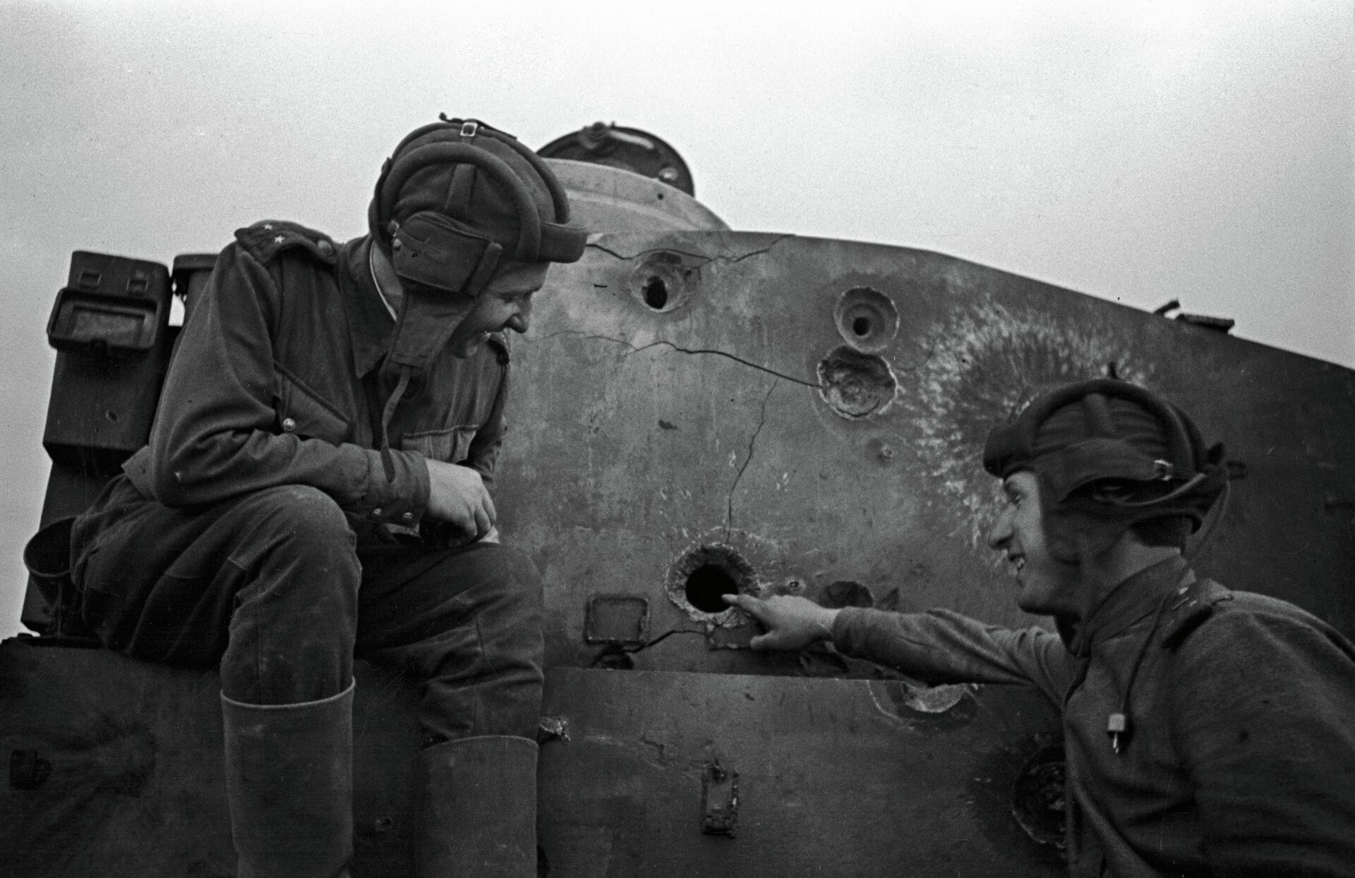 У подбитого фашистского танка - ИноСМИ, 1920, 06.07.2013