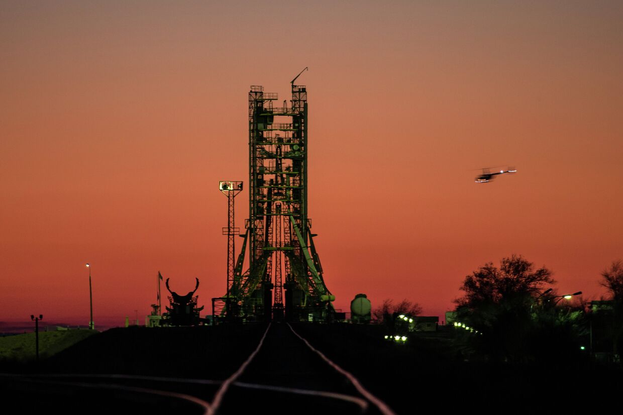 Вывоз и установка PH Союз-ФГ с ТПК Союз ТМА-11М на старт космодрома Байконур