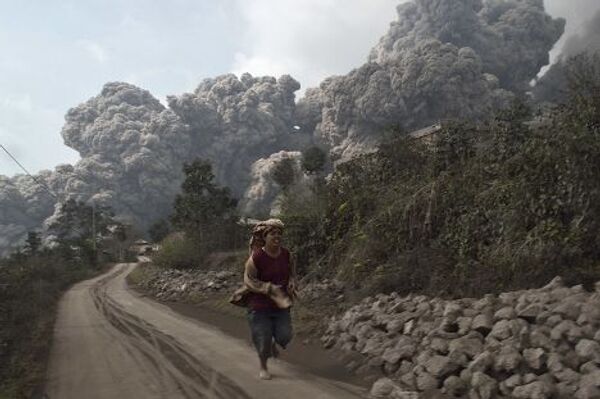 Извержение вулкана Синабунг на острове Суматра