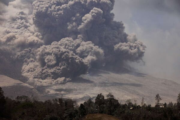 Последствия извержения вулкана Синабунг на острове Суматра