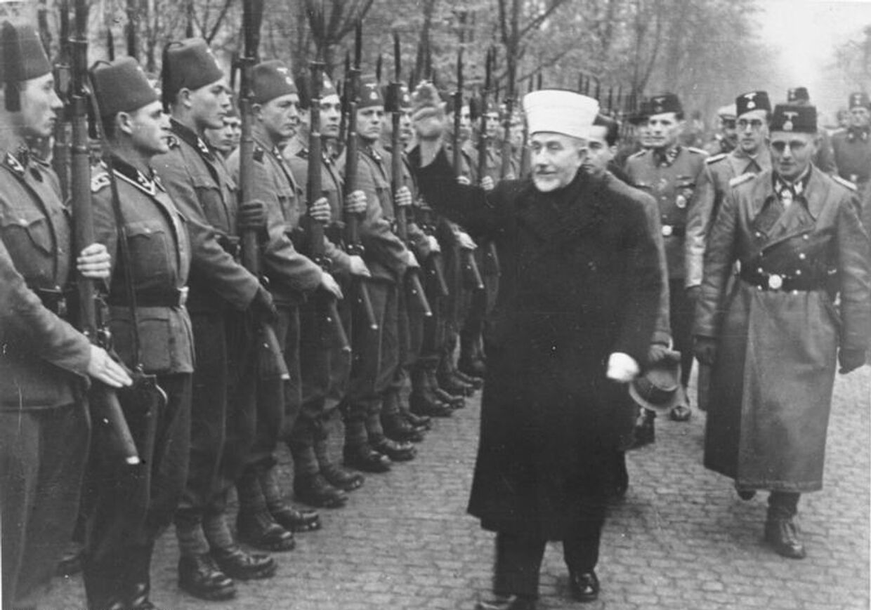 Великий муфтий Палестины Амин аль-Хусейни приветствует боснийское подразделение СС, ноябрь 1943 года