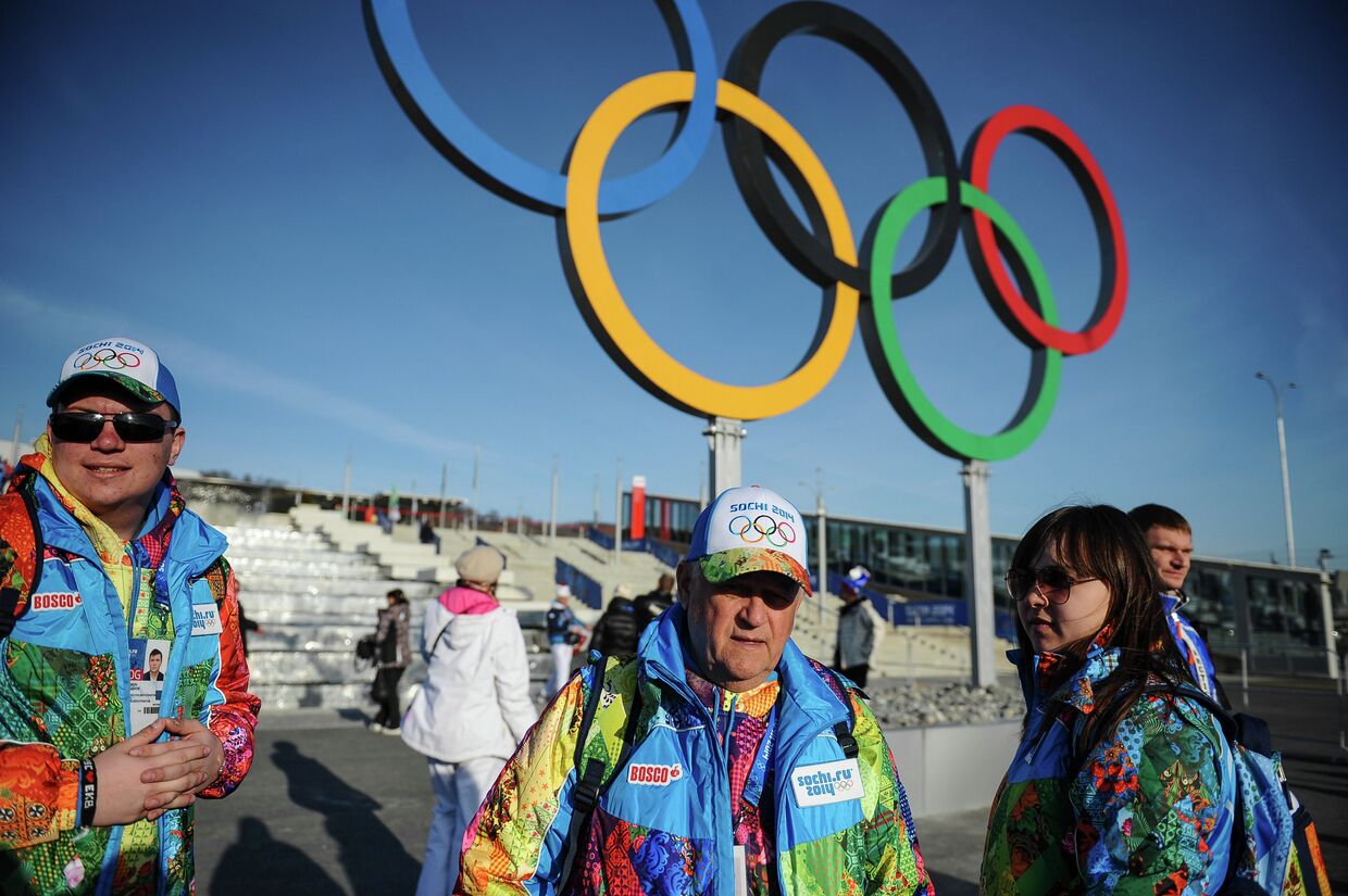 Волонтеры в Олимпийском парке перед открытием ХХII зимних Олимпийских игр в Сочи.