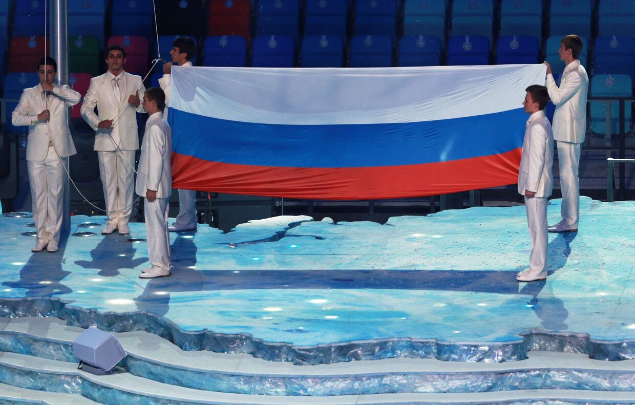 Поднятие российского флага на церемонии открытия XXII зимних Олимпийских игр в Сочи.