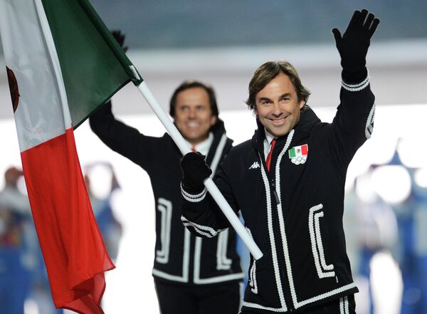 Знаменосец сборной Мексики Хубертус фон Гогенлоэ во время парада атлетов и членов национальных делегаций на церемонии открытия XXII зимних Олимпийских игр в Сочи.