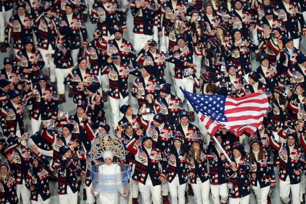 Представители США во время парада атлетов и членов национальных делегаций на церемонии открытия XXII зимних Олимпийских игр в Сочи.