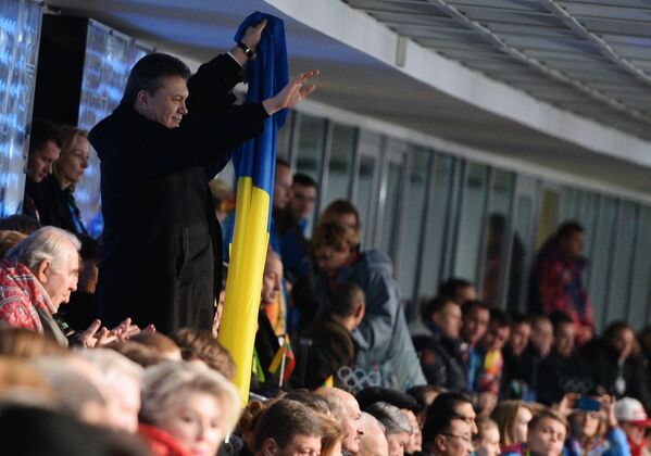 Президент Украины Виктор Янукович на трибуне во время церемонии открытия XXII зимних Олимпийских игр в Сочи.