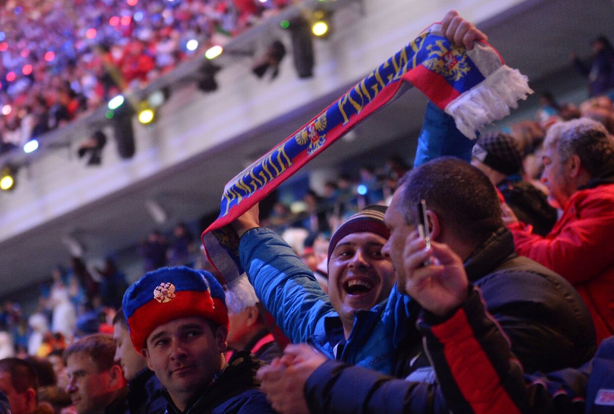Российские болельщики на трибуне во время церемонии открытия XXII зимних Олимпийских игр в Сочи.