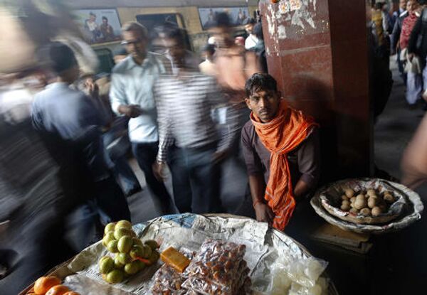 Продавец на железнодорожной станции в Калькутте, Индия