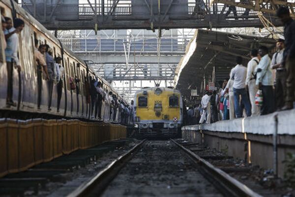 Поезд прибывает на станцию в Мумбаи, Индия