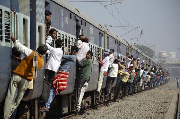 Переполненный поезд в городе Патна, Индия